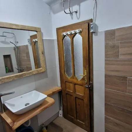 Bujtinat Skenderi 2 * Gjinar