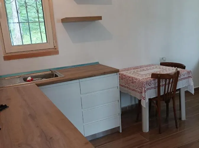 Bujtinat Skenderi 2 * Gjinar