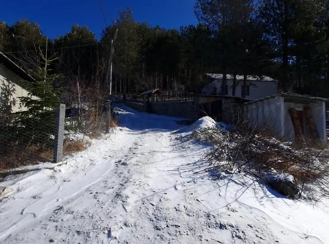 Bujtinat Skenderi 2 度假居 Gjinar