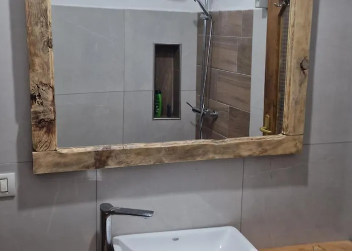 Bujtinat Skenderi 2 度假居 Gjinar