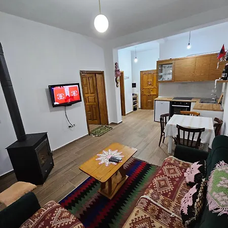 Bujtinat Skenderi 2 بيت للعطل *