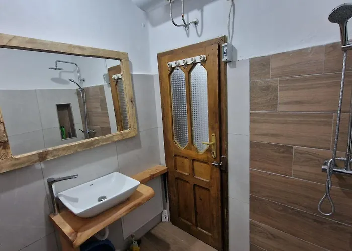 Bujtinat Skenderi 2 * Gjinar